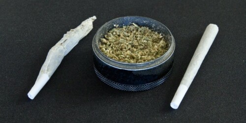 A Smell Proof Rolling Kit for Joints and Blunts 4